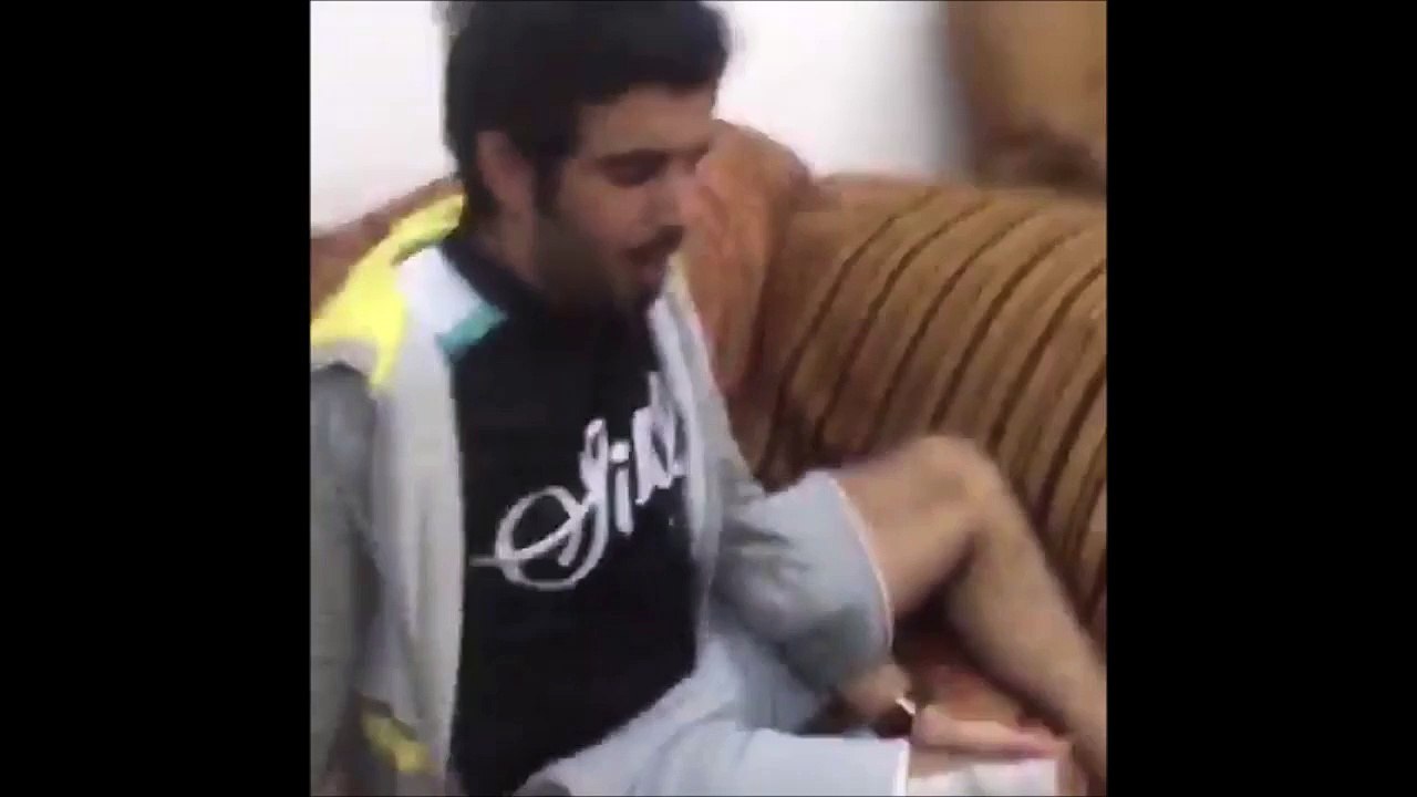 Coller une bande de cire sur la jambe poilue de son pote - Mauvaise blague