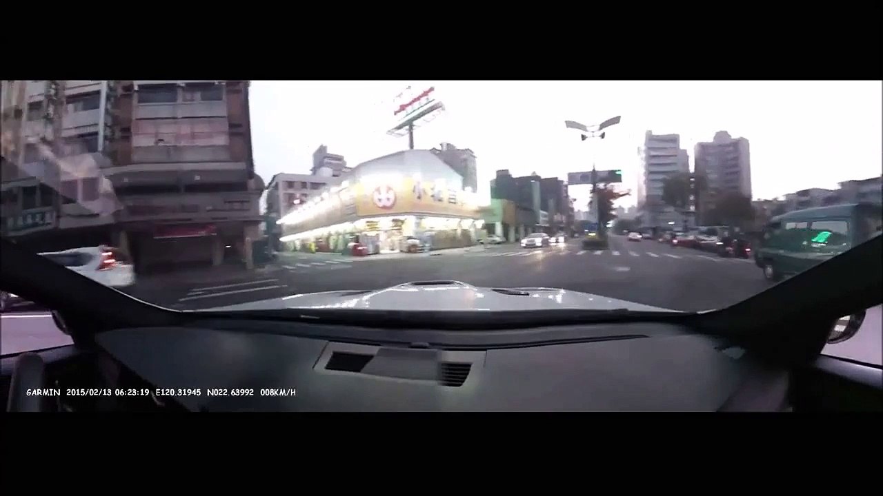 Un homme veut impressionner sa copine en voiture