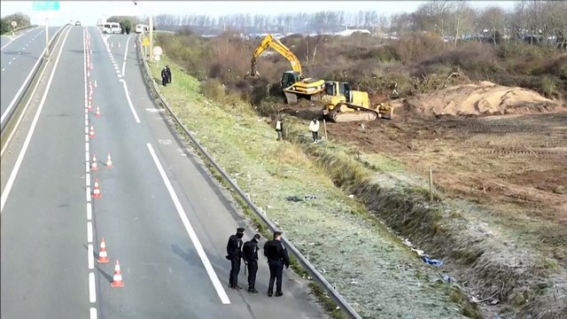Calais: début des travaux de défrichement dans la Jungle