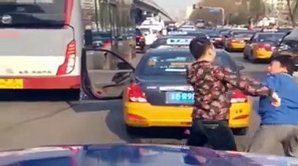 Petite pause Kung Fu pendant un embouteillage