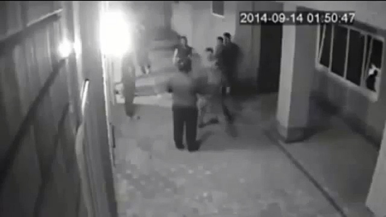 رغم كبر سنه إلى أنه يسقط الواحد تلو الأخر داخل حي شعبي