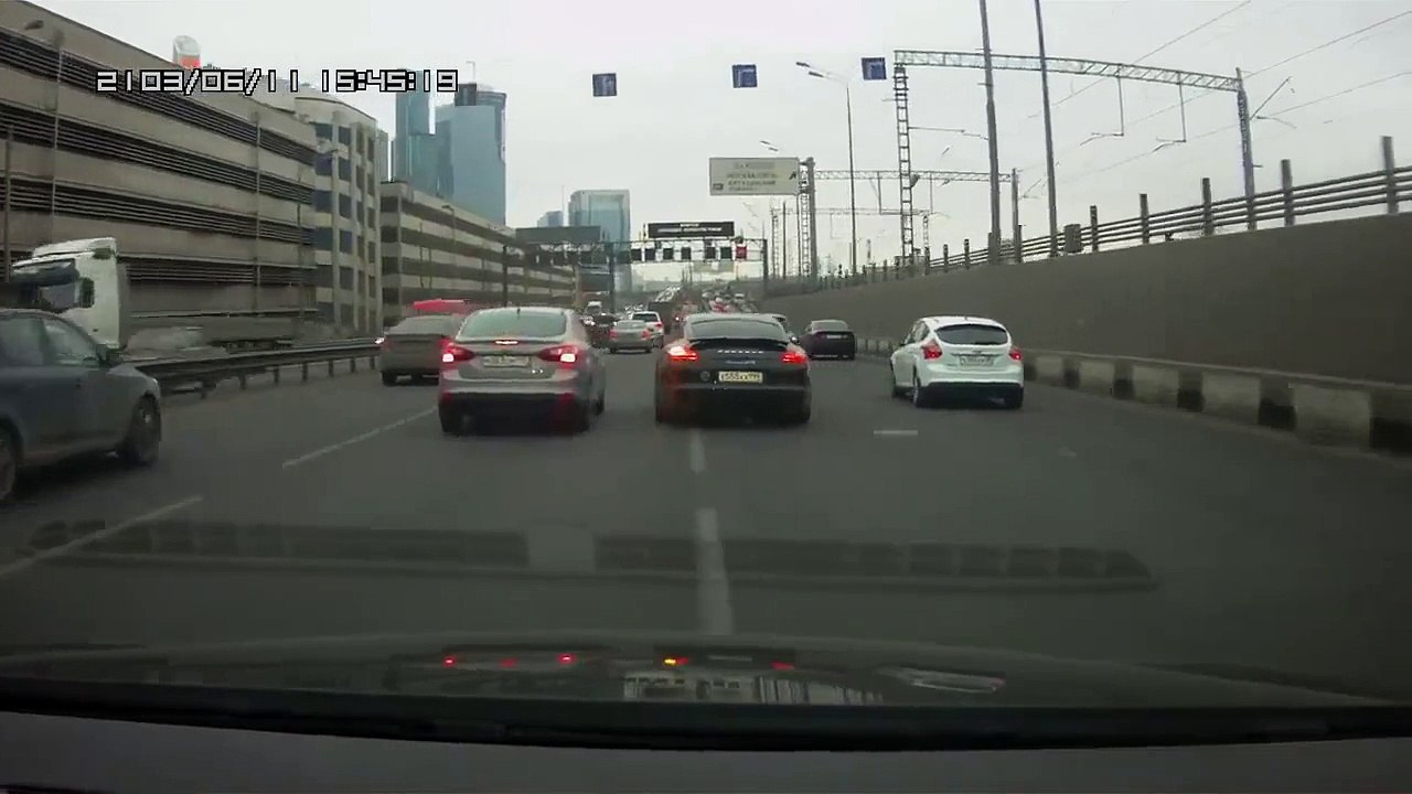 GOLF GTI  E PORSCHE PANAMERA TOMAM DE ASSALTO A AUTO-ESTRADA!