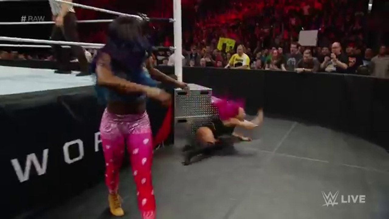 Becky Lynch vs. Tamina: Raw, February 8, 2016