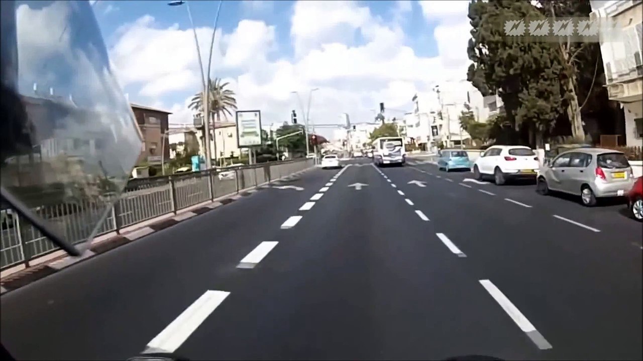 incroyable accident de moto regardez ou tombe la camera