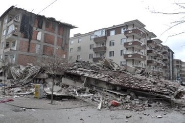 Yozgat'ta 8 Gün Önce Depremde Hasar Gören 20 Daireli Bina Çöktü