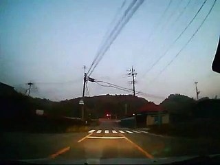酷い信号無視DQNトラック～ドライブレコーダー～