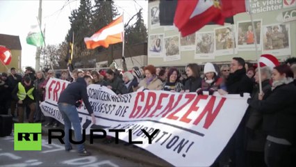 Télécharger la video: Autriche : des manifestants pro et contre-réfugiés face à face à Graz