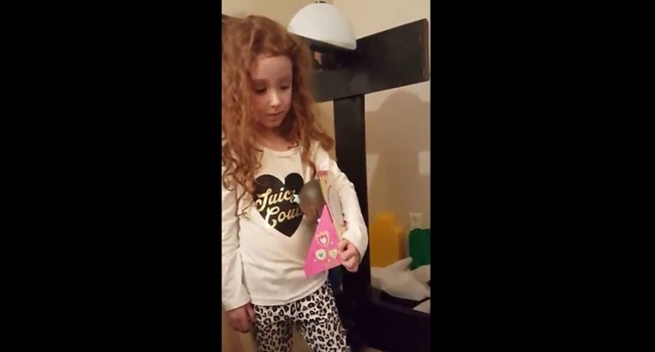 La réaction de fillettes qui reçoivent des poupées noires pour Noël