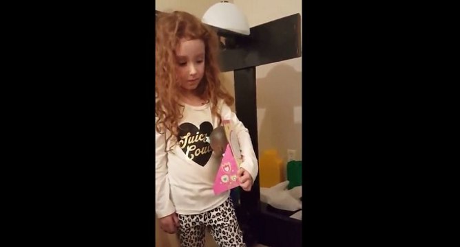 La réaction de fillettes qui reçoivent des poupées noires pour Noël