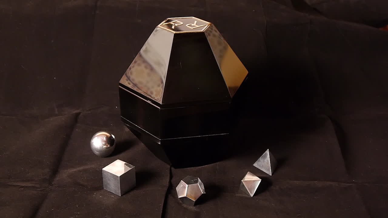 カザフスタン、アルマトイの会社The Ross Limitedでは一箱あたり日本円にして約160万円の超高級チョコレートを製造しています。会社の責任者でありサルタエフさんが、往年の有名女優たちの美しさにインスパイアされて作られたというこのチョコレート、1粒一粒が純金で包まれています。世界一高価なチョコレートとされていますが、実際には販売の予定はないそうです。