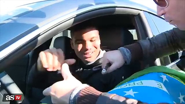 Casemiro y Danilo hacen feliz a un aficionado brasileño a la salida de Valdebebas
