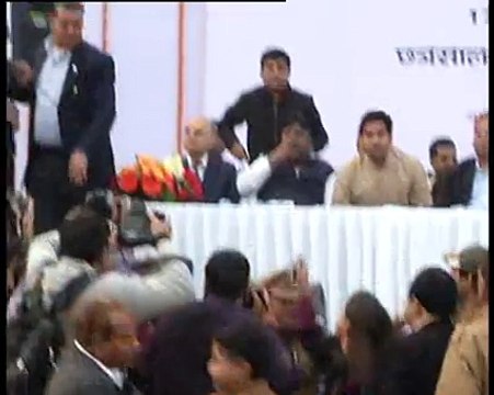 Woman throws ink at Delhi CM Arvind Kejriwal during his ‪#‎DelhiForOddEven‬ rally at Chhatrasal Stadium