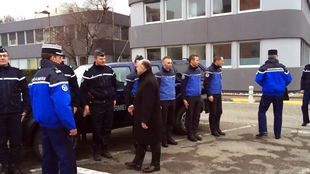 Grenoble : Bernard Cazeneuve rend hommage aux gendarmes Après les interpellations à Moirans