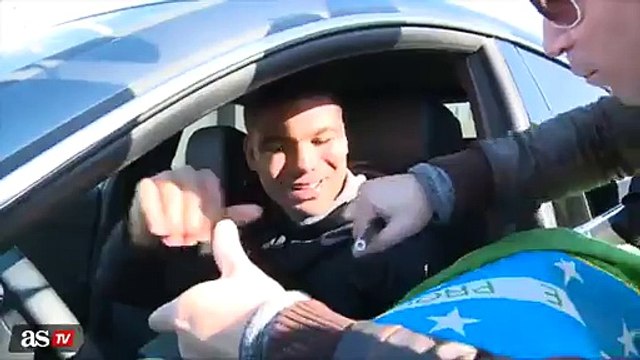 Casemiro y Danilo hacen feliz a un aficionado brasileño a la salida de Valdebebas