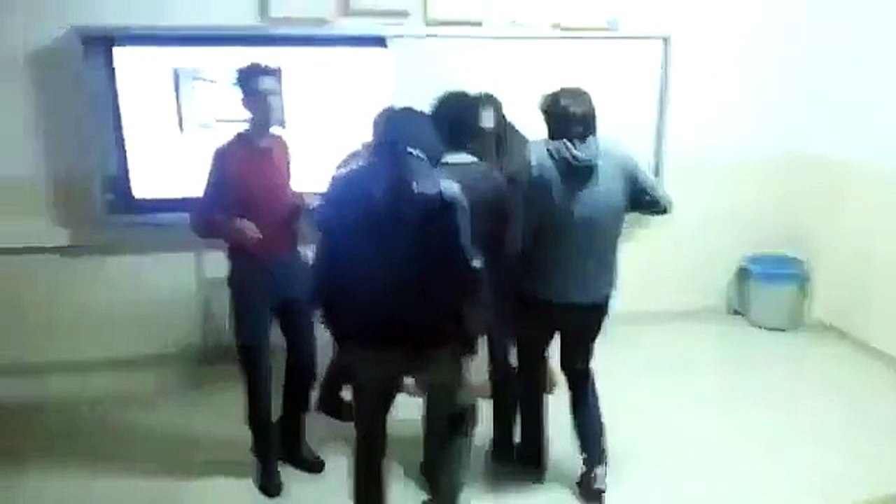 Okulda Patlayan Gençler (40. saniyeden sonra kırmızılıya dikkat kafası geliyo) Yeni Fenome