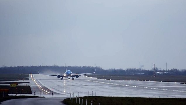 Epic Crosswind landing of TUIFly Boeing 767 at Warsaw Chopin Airort! Big Planes