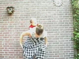 Le portage de bébé en pagne