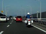白バイ３台が同じ違反車をほぼ同時にロックオン！交通機動隊が緊急走行で追尾し検挙する瞬間！Japanese Motorcycle police