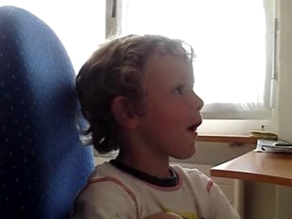 Maho regarde un petit clip