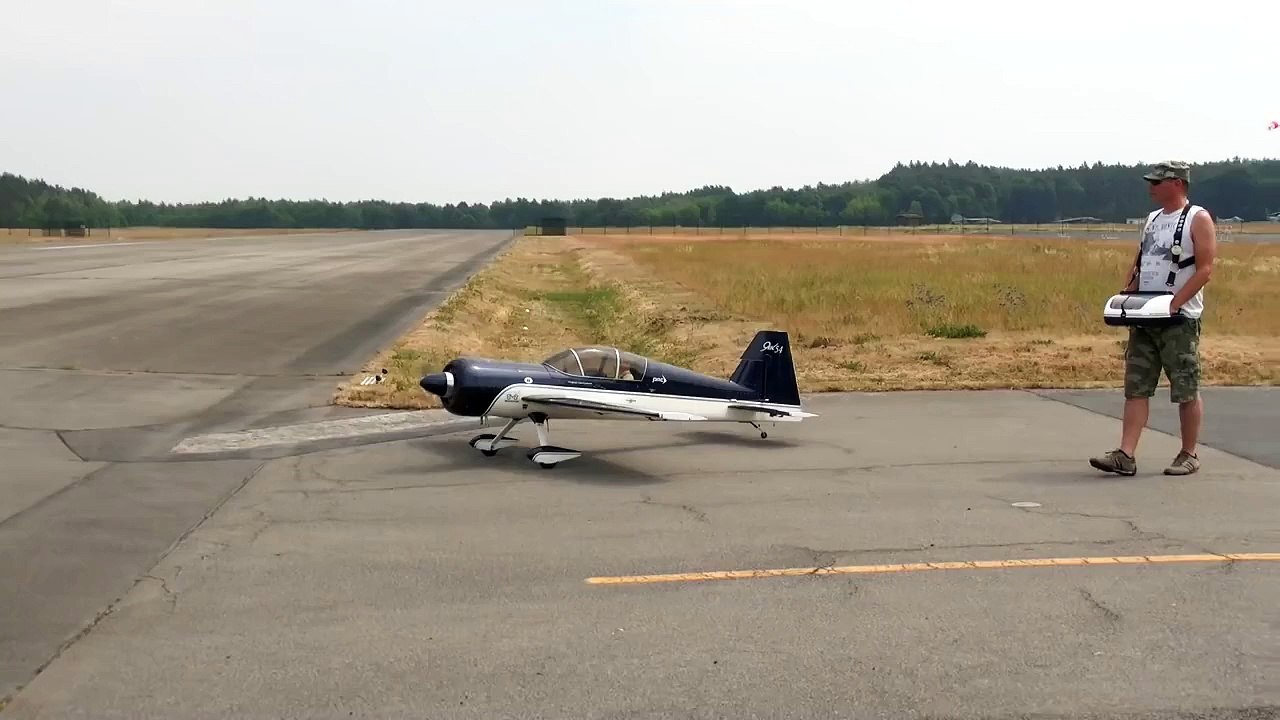 YAK 54 GIANT RC MODEL PLANE 3D AEROBATICS / FLIGHTSHOW GATOW GERMANY 2015