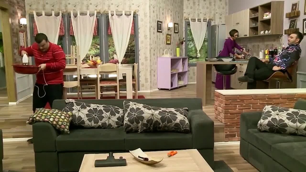 Hamdi ku pe con at mikser , o mam po shkoj nbanjo,  nkad pe shti pe perzi ujin
