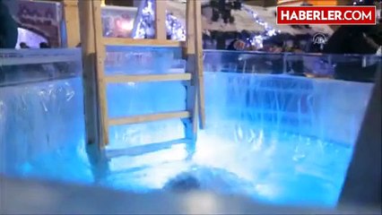 Soğuk Havada Buzlu Suya Girdiler (2)