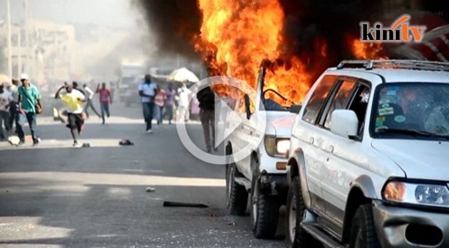 Penunjuk perasaan marah, sekat jalan dan bakar kereta