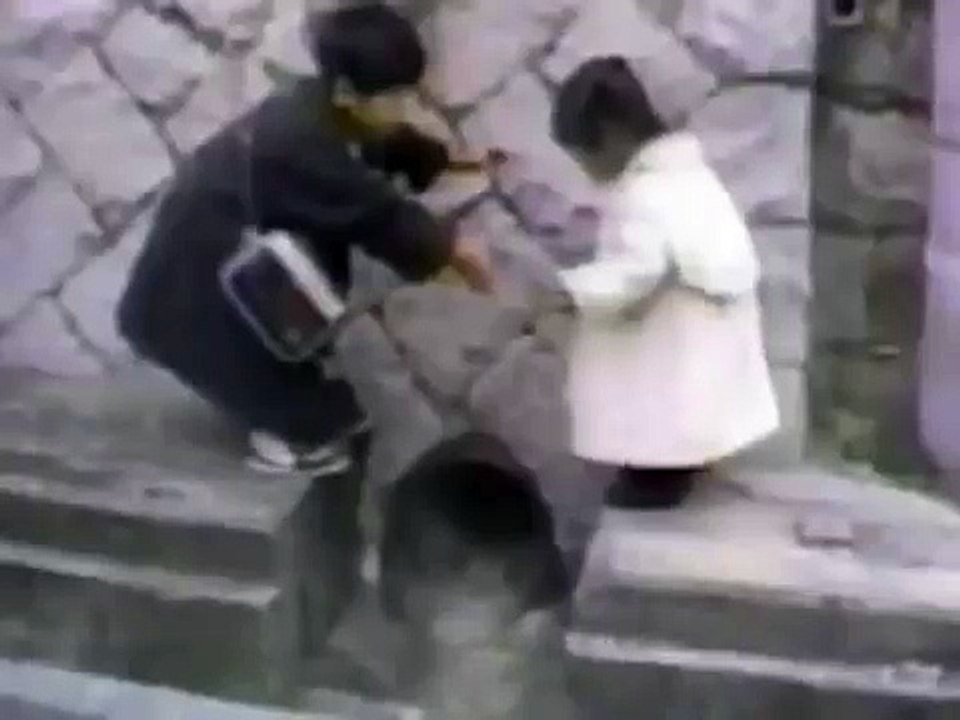 Cette petite fille est coincée de l'autre côté. Mais ne quittez pas des yeux son grand frère.