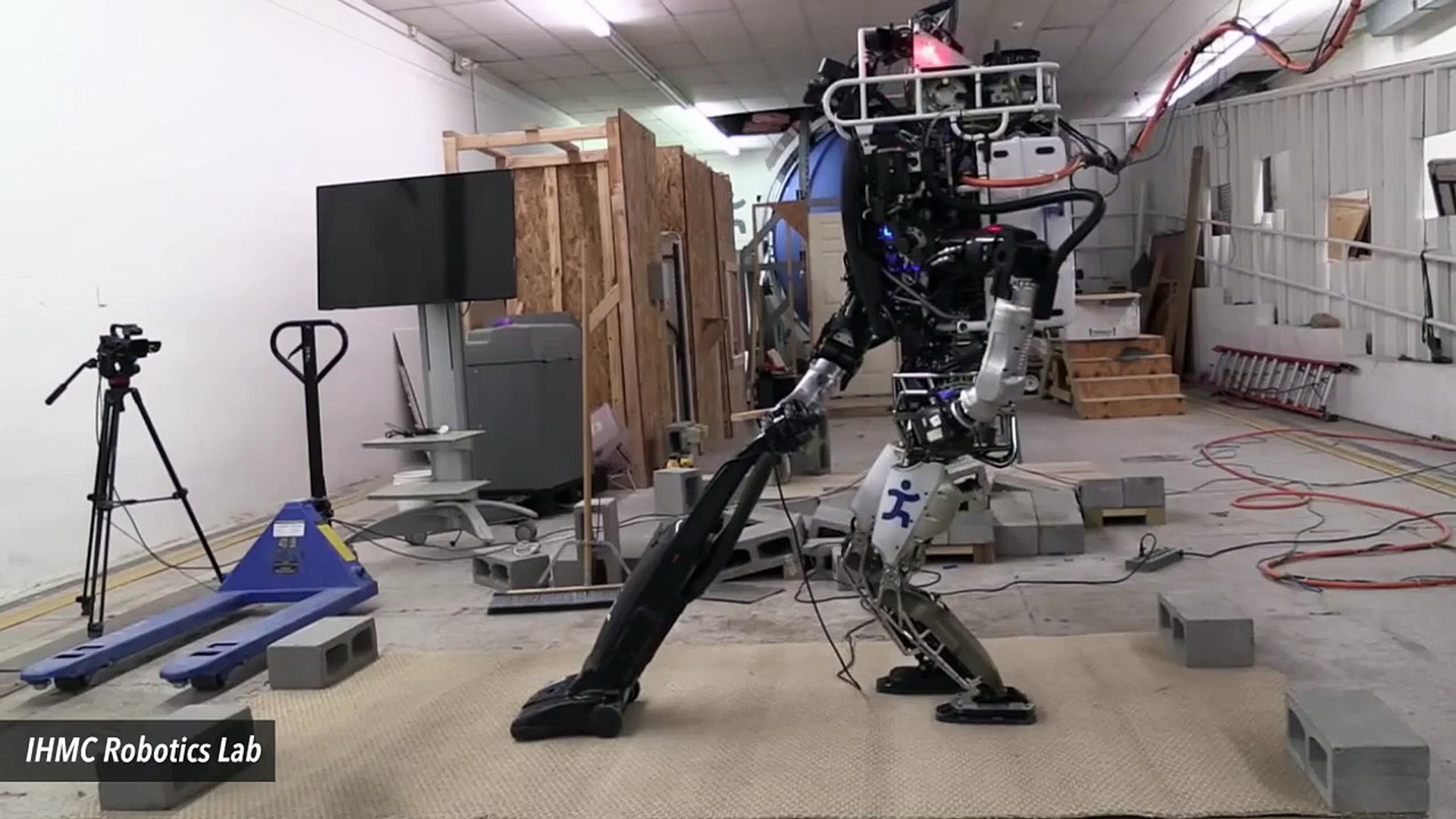 Запусти уборку роботом. Гиф анимация робот атлас Бостон Динамикс. Домашние роботы. Робот уборщик. Робот Atlas.