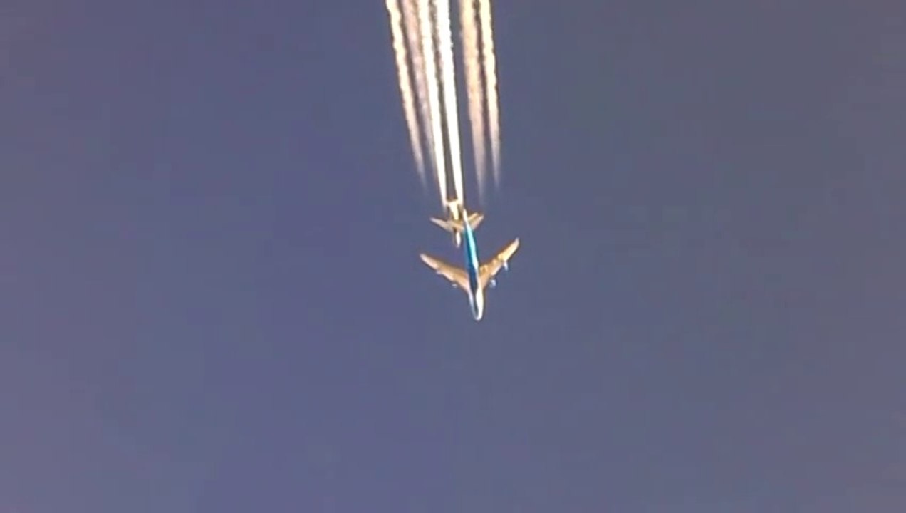 Un Boeing 747 double un Boeing 737 au dessus de Bagdad