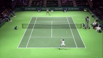 Un ramasseur de balles jongle dans son dos en plein match de tennis