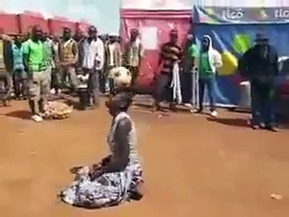 Vous pensez que Sanchez, Messi et ronaldo sont bons avec le ballon ? Regarde la grand mère en Tanzanie
