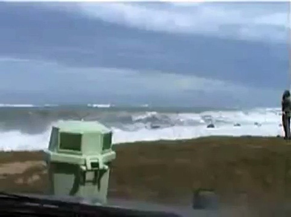 荒れている大しけの海を突き進むフェリー