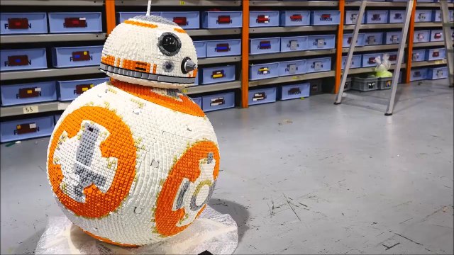 Un fan de Star Wars reproduit le droïde BB-8 en LEGO en taille réelle!