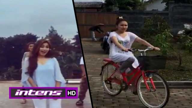Ayu Ting Ting Nikmati Waktu di Villa Barunya - Intens 19 Januari 2016