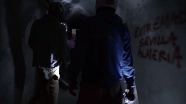 Sport extrême : Une descente de longboard dans les Alpes, sous la pleine lune