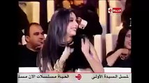 مذيع يسقط على الهواء مباشرة