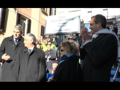 Napoli - Intitolate a Massimo Troisi le scale di Scusate il ritardo (18.01.16)