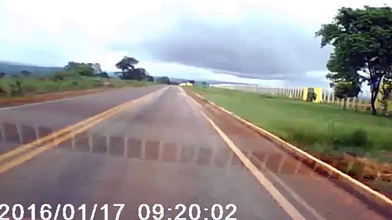 Il se fait éjecter de sa camionnette pendant un accident