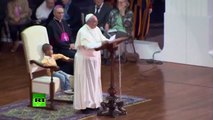 Un bambino si siede nella poltrona di Papa Francesco, guardate la sua reazione!
