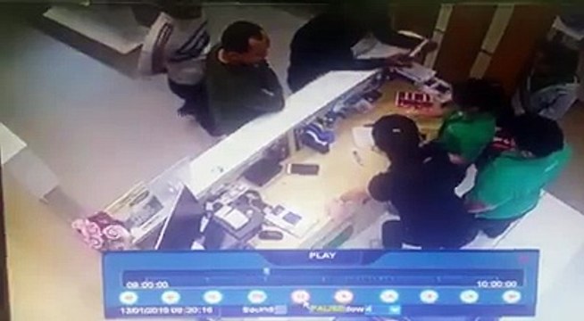 Kerana telefon bimbit, jurujual ditumbuk hingga patah gigi