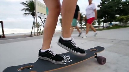 Cette fille danse sur son skate !