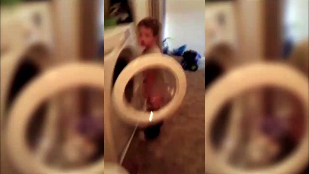 Ce gamin vient de faire pipi dans la machine à laver... Pourquoi???