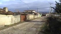 Report TV - Fier, në fshatin Kashisht,  rruga që nuk njeh investime prej 20 vjetësh