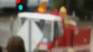 【日本車】いすゞ製の消防車洪水で氾濫した道路に入水するも無事動く【水陸両用車】