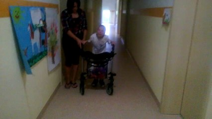 Zenuś i nauka samodzielnego chodzenia przy balkoniku