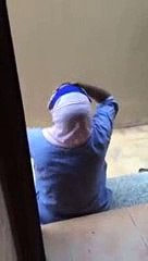 سيدة سعودية تدخل على شغالتها الاثيوبية وهي في وضع مُريب جداً !! وكأنها تستحظر ( الجن )