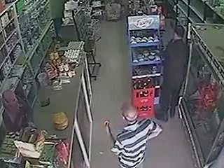 -فضيحة في تونس العاصمة بوليس بالكسوة يسرق في محل للبقالة تكشفه كاميرا المراقبة--