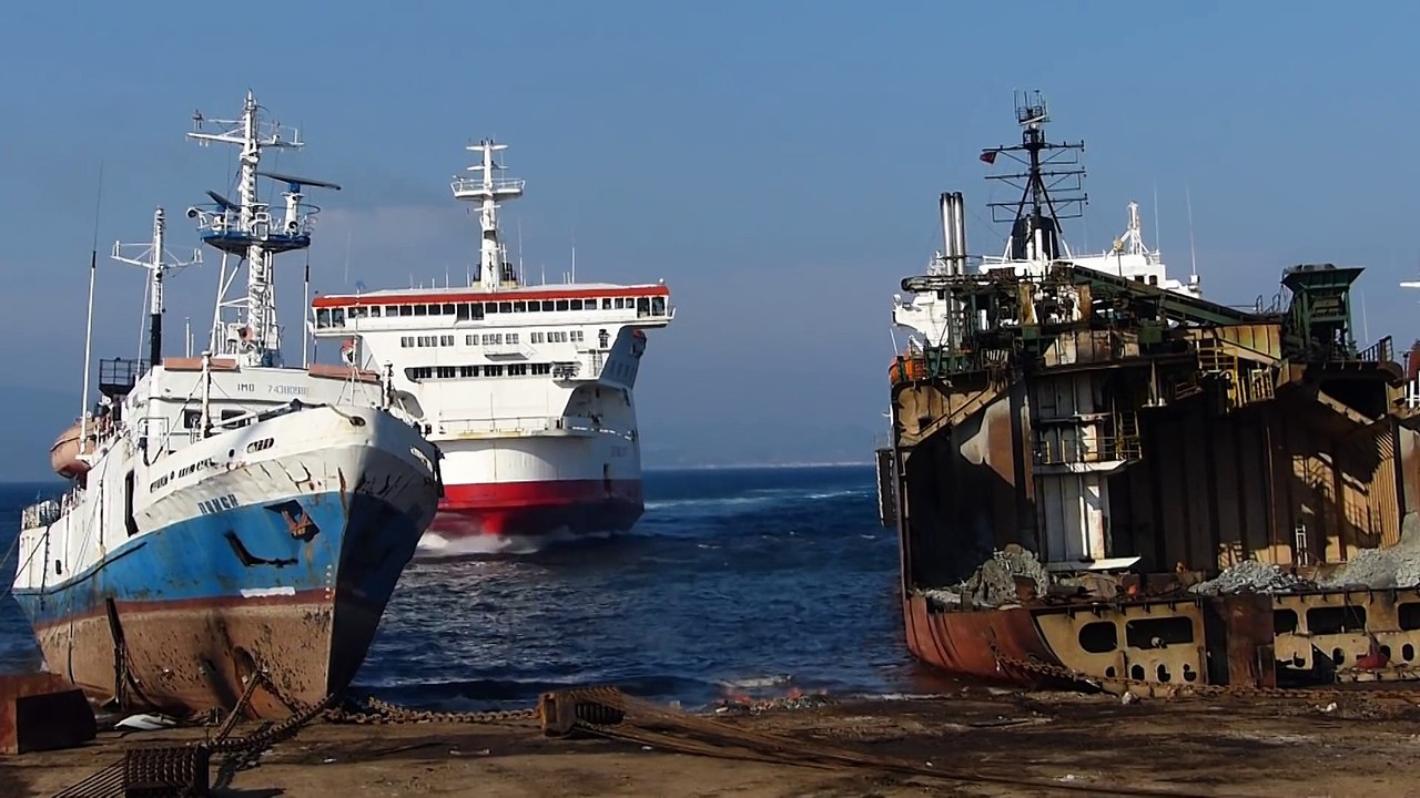 Faire échouer un bateau de croisière sur la plage pour le détruire