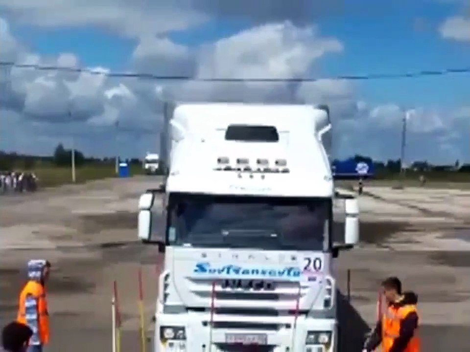 سائق يستحق جائزة الاحتراف في قيادة الشاحنات